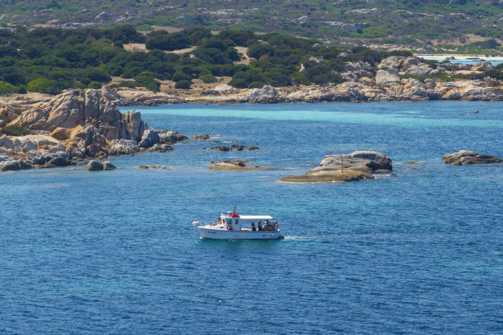 La Motopesca Alex ancorata in una cala tra gli scogli, vista dall'alto