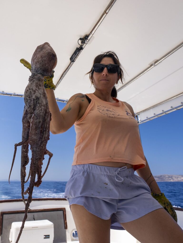 Silvia mostra un grande polpo appena salpato con le nasse