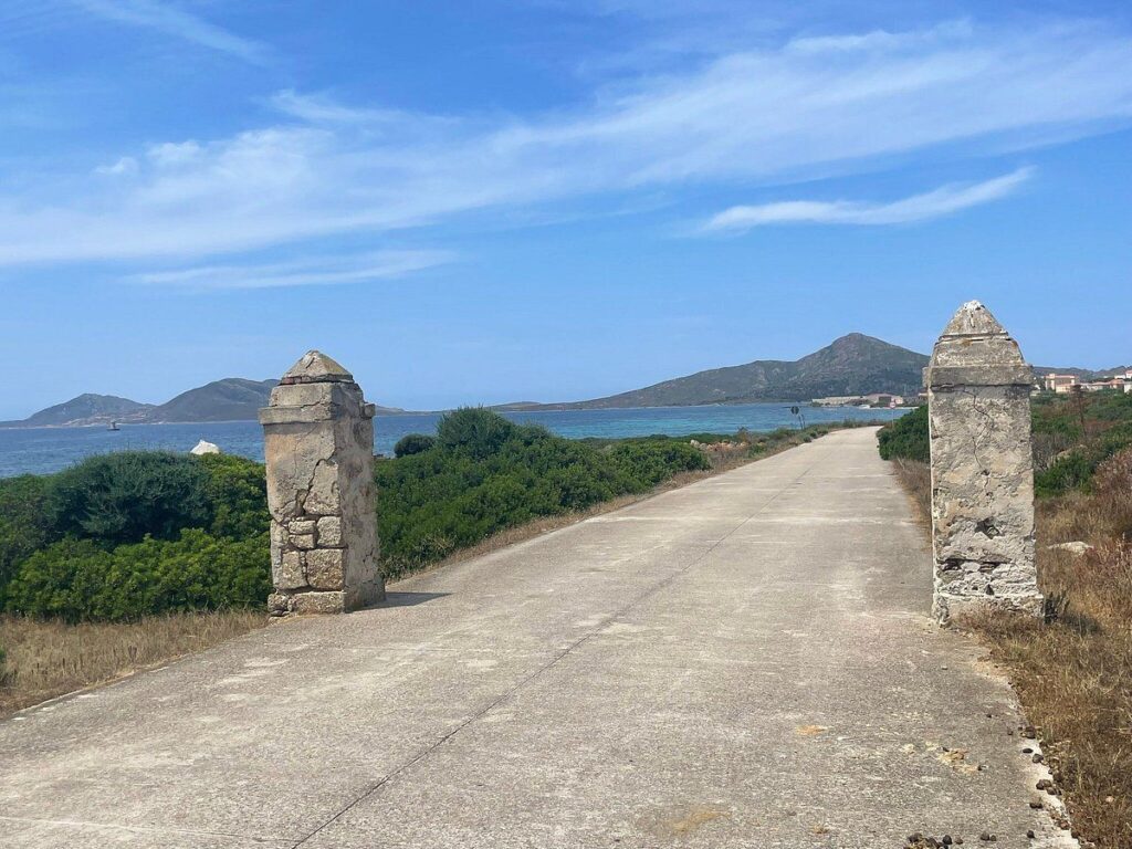 Sentiero sterrato dell'Asinara costeggiato da vecchi pilastri